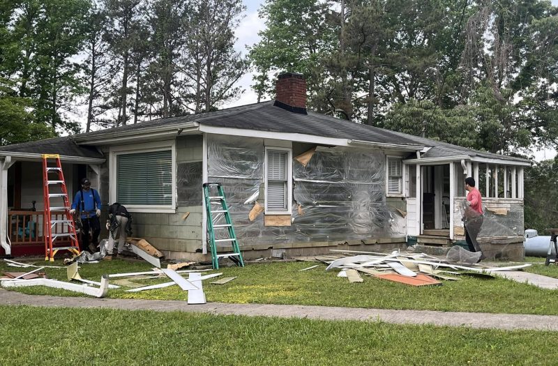 A NW Georgia home with failing siding before Roof Works replaced it