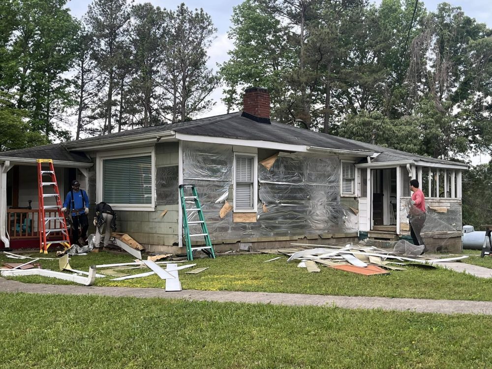 A NW Georgia home with failing siding before Roof Works replaced it