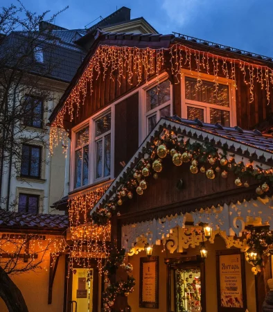 A house decorated with Christmas lights and ornaments